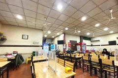 Các nhà hàng chỉ được bán mang về. (Ảnh: Thanh Vân/TTXVN) 