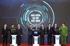 Thủ tướng Nguyễn Xuân Phúc và các đại biểu thực hiện nghi thức công bố ứng dụng. (Ảnh: Thống Nhất/TTXVN) 