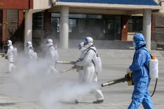 Phun thuốc khử trùng nhằm ngăn chặn sự lây lan của dịch COVID-19 tại tỉnh Sơn Đông, Trung Quốc ngày 12/4/2020. (Nguồn: AFP/TTXVN) 