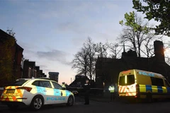 Cảnh sát Anh gác trên phố Sutcliffe sau vụ nổ xe taxi bên ngoài Bệnh viện Phụ nữ ở Liverpool ngày 15/11/2021. (Ảnh: THX/TTXVN) 