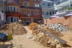 Hiện trường vụ nổ thùng phuy. (Ảnh: Đặng Tuấn/TTXVN) 