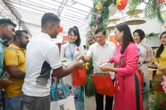 Đại sứ Mai Phước Dũng (thứ 2 phải sang, hàng trên) cùng đại diện Ban Liên lạc trao quà tặng cho công nhân, lao động nước ngoài tại Singapore. (Ảnh: Lê Dương/TTXVN) 