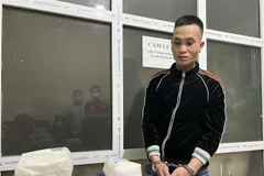 Đối tượng Tòng Văn Phóc cùng tang vật bị Công an tỉnh Vĩnh Phúc thu giữ. (Ảnh: TTXVN phát) 