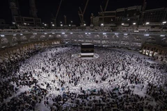 Các tín đồ Hồi giáo đi diễu quanh ngôi đền Kaaba tại Đại Thánh đường ở thành phố Mecca (Saudi Arabia), ngày 6/7/2022. (Ảnh: AFP/TTXVN)