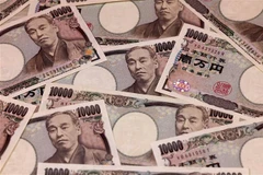 Đồng tiền mệnh giá 10.000 yen tại Tokyo, Nhật Bản. (Ảnh: AFP/TTXVN)