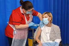 Tiêm vaccine ngừa COVID-19 cho người cao tuổi tại Dublin, Ireland. (Ảnh: AFP/TTXVN) 