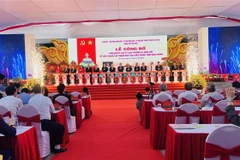 Các lãnh đạo cao cấp Trung ương và địa phương nhấn nút công bố thành lập thành phố Tân Uyên thuộc tỉnh Bình Dương. (Ảnh: Huyền Trang/TTXVN)