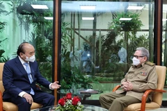 Chủ tịch nước Nguyễn Xuân Phúc chào Lãnh tụ cách mạng Cuba Raul Castro