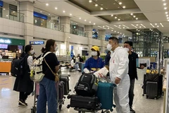 Nhân viên y tế kiểm tra thông tin hành khách nhập cảnh ở Sân bay quốc tế Incheon (Hàn Quốc). (Ảnh: Anh Nguyên/TTXVN) 