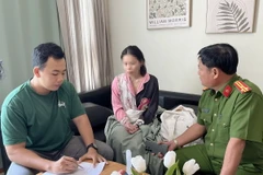 Công an Thành phố Hồ Chí Minh ghi lời khai của đối tượng Nhật Vi (áo hồng). (Ảnh: TTXVN phát)