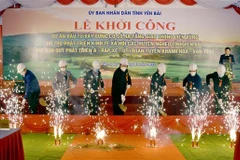 Lãnh đạo tỉnh Yên Bái thực hiện nghi thức khởi công công trình. (Ảnh: Tuấn Anh/TTXVN) 