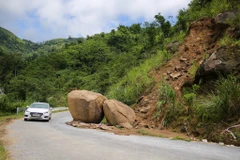[Photo] Nguy cơ sạt lở trên tuyến đường biên giới ở Nghệ An