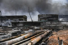 Cảng dầu Matanzas, Cuba bị hư hại sau vụ cháy kho chứa dầu, ngày 10/8/2022. (Ảnh: AFP/TTXVN)