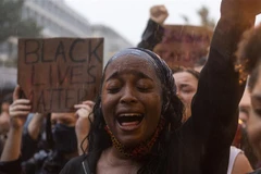 Tuần hành chống phân biệt chủng tộc, sau vụ cảnh sát Mỹ gây ra cái chết của người đàn ông gốc Phi George Floyd, tại Washington, DC ngày 5/6/2020. (Nguồn: AFP/TTXVN) 