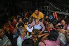 Người dân sơ tán tránh bão Mocha tại Sittwe, bang Rakhine, Myanmar, ngày 13/5/2023. (Ảnh: AFP/TTXVN)