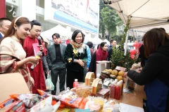 Các đại biểu tham quan, mua sắm tại gian hàng của các chi đoàn. (Ảnh: Minh Quyết/TTXVN)