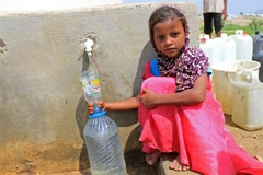 Trẻ em lấy nước tại Hajjah, Yemen. (Nguồn: AFP/TTXVN) 