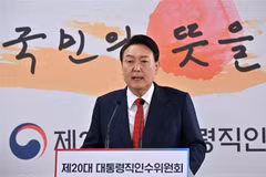 Tổng thống đắc cử Hàn Quốc Yoon Suk-yeol phát biểu tại cuộc họp báo ở Seoul ngày 20/3/2022. (Ảnh: AFP/TTXVN) 