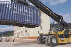 Hiện những chuyến tàu chở container từ Thái Lan đi Trung Quốc phải dỡ hàng ở ga Nongkhai sau đó dùng xe tải chở sang Vientiane qua cầu Hữu nghị số 1. (Nguồn: laotiantimes.com) 