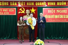 Trao Quyết định của Thủ tướng Chính phủ về phê chuẩn y Chủ tịch Ủy ban Nhân dân tỉnh Phú Yên đối với ông Trần Hữu Thế. (Ảnh: Phạm Cường/TTXVN) 