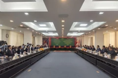 Đoàn đại biểu cấp cao Thủ đô Hà Nội hội đàm với lãnh đạo Đô thành Phnom Penh. (Ảnh: Trần Long/TTXVN) 