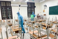 Phun khử khuẩn lớp học. (Nguồn: TTXVN phát) 