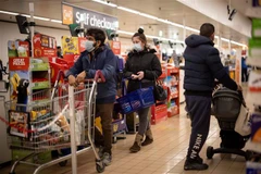 Khách hàng chọn mua đồ trong siêu thị ở Walthamstow, phía Đông London của Anh. (Ảnh: AFP/TTXVN) 