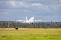 Máy bay P-8 Poseidon của Không lực Hoàng gia Australia khởi hành từ Queensland để khảo sát đánh giá thiệt hại do núi lửa phun trào gây sóng thần ở Tonga, ngày 15/1/2022. (Ảnh: AFP/TTXVN) 