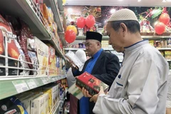 Người dân theo đạo Hồi tham quan, mua sắm tại cửa hàng thực phẩm tiện lợi đạt chuẩn Halal ở Thành phố Hồ Chí Minh. (Ảnh: Mỹ Phương/TTXVN) 