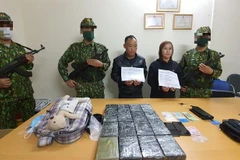 Đối tượng Giàng A Lảnh và Lý Thị Mái cùng tang vật bị bắt giữ. (Nguồn: bienphong.com.vn) 