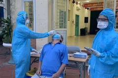 Lực lượng y tế lấy mẫu xét nghiệm những người liên quan đến các ca dương tính ở phường Việt Hưng (quận Long Biên, Hà Nội). (Ảnh: Văn Cảnh/TTXVN)