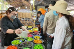 Các gian hàng chế biến, trưng bày bánh dân gian. (Ảnh: Ánh Tuyết/TTXVN) 