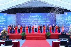 Đại biểu cắt băng khai mạc Tuần lễ Kết nối công nghệ và Đổi mới sáng tạo năm 2020. (Ảnh: Thanh Tùng/TTXVN) 