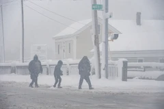 Tuyết rơi dày đặc tại Lawrence, bang Massachusetts, Mỹ ngày 7/1/2024. (Ảnh: AFP/TTXVN)