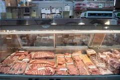 Thịt lợn được bày bán tại một cửa hàng (Nguồn: AFP/TTXVN) 