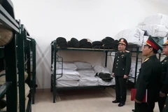 Thiếu tướng Nguyễn Quốc Duyệt kiểm tra công tác chuẩn bị tại Trung đoàn 59 thuộc Sư đoàn bộ binh 301 (Chương Mỹ, Hà Nội). (Ảnh: Nguyễn Cúc/TTXVN) 