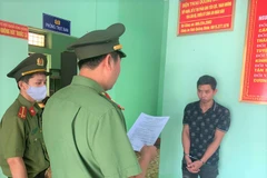 Cơ quan An ninh điều tra tống đạt quyết định khởi tố vụ án, khởi tố bị can và lệnh tạm giam đối với Nguyễn Thành Lâm về tội 'Tổ chức cho người khác nhập cảnh Việt Nam trái phép.' (Nguồn: nld.com.vn) 