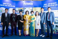 Đại diện Amway Việt Nam tại khu trưng bày Trách nhiệm xã hội của doanh nghiệp trong khuôn khổ Lễ kỷ niệm. (Nguồn: Vietnam+) 