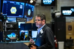 Giao dịch viên làm việc tại Sàn chứng khoán New York, Mỹ. (Ảnh: THX/TTXVN) 