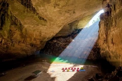 Phía trong hang động Sơn Đoòng. (Ảnh: Hoàng Trung/TTXVN)