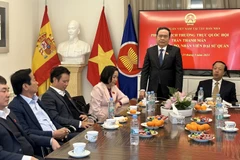 Phó Chủ tịch thường trực Quốc hội Trần Thanh Mẫn thăm và nói chuyện thân mật với cán bộ, nhân viên Đại sứ quán Việt Nam tại Tây Ban Nha. (Ảnh: Thu Hà/TTXVN)