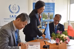 Đại diện Bahrain và Cơ quan Năng lượng Nguyên tử Quốc tế (IAEA) đã ký kết Khung Chương trình Quốc gia (CPF). (Nguồn: BNA)