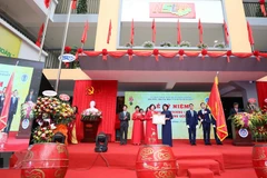 Phó Chủ tịch nước Đặng Thị Ngọc Thịnh trao Huân chương Độc lập hạng Nhì cho trường Trung học cơ sở Ngô Sĩ Liên. (Ảnh: Thanh Tùng/TTXVN) 