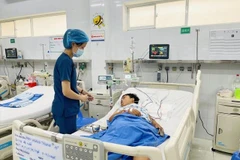 Bệnh nhi P.H.T đang được theo dõi sức khỏe tại bệnh viện sau khi bị nghi ngộ độc nấm mọc trên xác nhộng ve sầu. (Ảnh: Lê Xuân/TTXVN)