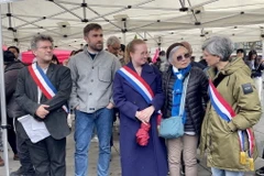 Nhiều chính trị gia, dân biểu, thị trưởng các quận của Paris và thành phố lân cận, cùng đại diện các đảng phái cánh tả, các nhà hoạt động phong trào đấu tranh vì môi trường đã tới tham dự và bày tỏ sự ủng hộ. (Ảnh: Thu Hà/TTXVN)