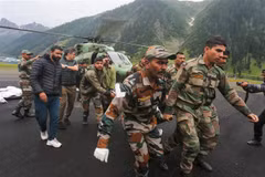Binh sỹ Ấn Độ chuyển nạn nhân bị thương sau trận mưa lớn xảy ra ở Kashmir, ngày 9/7/2022. (Ảnh: AFP/TTXVN) 