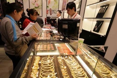 Hoạt động mua, bán vàng tại Công ty Vàng bạc Phú Quý, phố Trần Nhân Tông, Hà Nội. (Ảnh: Trần Việt/TTXVN) 