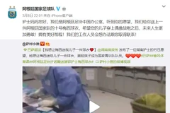 Nữ y tá ở Vũ Hán đã nhận được chiếc áo thi đấu của Messi. (Nguồn: AFP) 