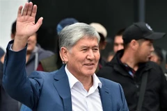 Cựu Tổng thống Kyrgyzstan Almazbek Atambayev chào những người ủng hộ tại Bishkek, Kyrgyzstan ngày 3/7/2019. (Nguồn: AFP/TTXVN) 