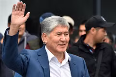 Cựu Tổng thống Kyrgyzstan Almazbek Atambayev chào những người ủng hộ tại Bishkek, Kyrgyzstan ngày 3/7/2019. (Nguồn: AFP/TTXVN) 